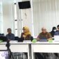 Kepala DPMPTSP Kota Padang Swesti Fanloni menjelaskan aplikasi Sinopen di Ruang Rapat Zuiyen Rais Balaikota Padang. (Diskominfo Padang)