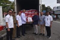 Pj Wali Kota Pariaman Roberia  menyalurkan bantuan presiden kepada pedagang, Rabu (25/10/2023). (Diskominfo Pariaman)