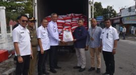 Pj Wali Kota Pariaman Roberia  menyalurkan bantuan presiden kepada pedagang, Rabu (25/10/2023). (Diskominfo Pariaman)