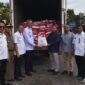 Pj Wali Kota Pariaman Roberia  menyalurkan bantuan presiden kepada pedagang, Rabu (25/10/2023). (Diskominfo Pariaman)