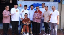 Wali Kota Solok, Zul Elfian Umar dan Wawako Solok menyerahkan apresiasi kepada Firdaus berupa uang pembinaan sebesar Rp 3 Juta, Jumat (20/10/2023). (Prokopim Kota Solok)