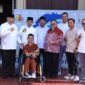Wali Kota Solok, Zul Elfian Umar dan Wawako Solok menyerahkan apresiasi kepada Firdaus berupa uang pembinaan sebesar Rp 3 Juta, Jumat (20/10/2023). (Prokopim Kota Solok)