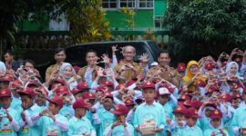 Pj Wali Kota Padang Panjang Sonny Budaya Putra meluncurkan Program Genius di SDN 12 Padang Panjang Timur. (Kominfo Padang Panjang)