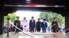 Presiden Jokowi dan Wapres Ma’ruf Amin meninjau sumur Lubang Buaya usai memimpin Upacara Peringatan Hari Kesaktian Pancasila, Minggu (1/10/2023), di Jakarta Timur. (BPMI Setpres)