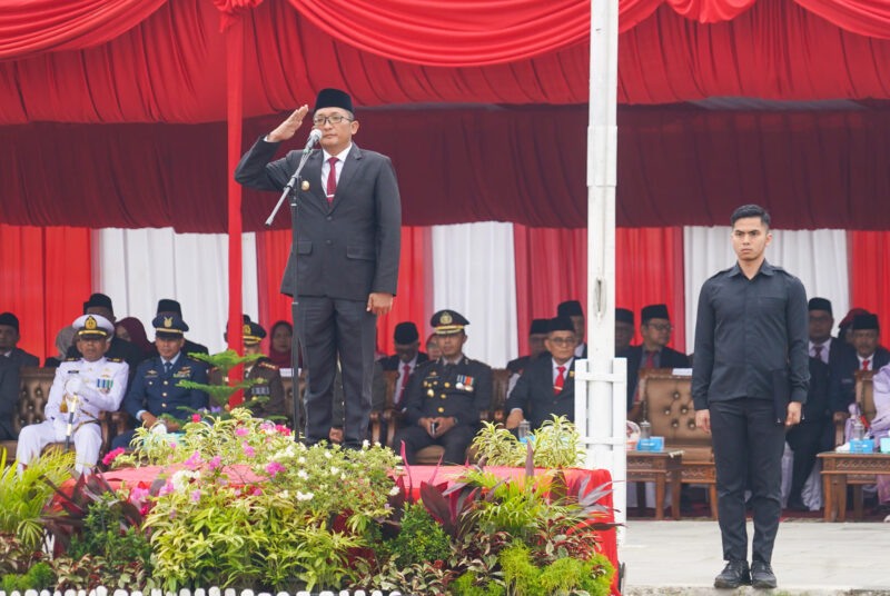 Wali Kota Padang Hendri Septa memimpin upacara peringatan Hari Kesaktian Pancasila 2023 di Galanggang Balaikota Padang Aie Pacah, Minggu (1/10/2023). (Prokopim Padang)