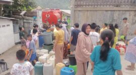 Petugas BPBD Kota Padang menyuplai air bersih kepada warga yang dilanda kekeringan. (BPBD Padang)