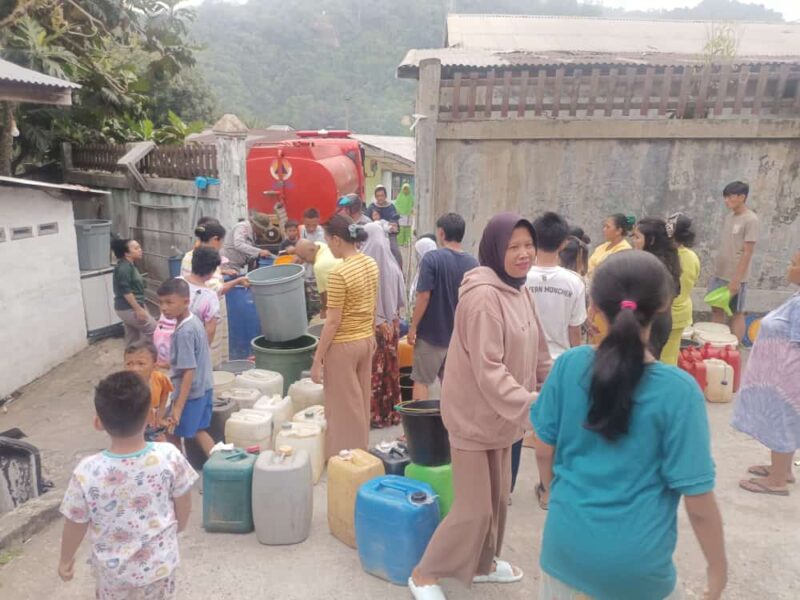 Petugas BPBD Kota Padang menyuplai air bersih kepada warga yang dilanda kekeringan. (BPBD Padang)