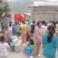 Petugas BPBD Kota Padang menyuplai air bersih kepada warga yang dilanda kekeringan. (BPBD Padang)