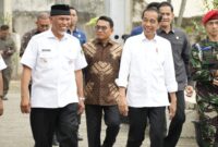 Gubernur Sumbar Mahyeldi mendampingi Presiden Jokowi saat kunjungan kerja Presiden di Sumbar, Rabu (25/10/2023). (adpsb) 