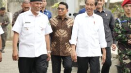 Gubernur Sumbar Mahyeldi mendampingi Presiden Jokowi saat kunjungan kerja Presiden di Sumbar, Rabu (25/10/2023). (adpsb) 