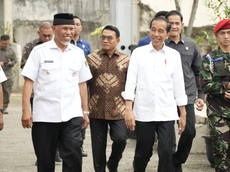 Gubernur Sumbar Mahyeldi mendampingi Presiden Jokowi saat kunjungan kerja Presiden di Sumbar, Rabu (25/10/2023). (adpsb) 