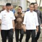 Gubernur Sumbar Mahyeldi mendampingi Presiden Jokowi saat kunjungan kerja Presiden di Sumbar, Rabu (25/10/2023). (adpsb) 