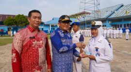Wali Kota Padang Hendri Septa didampingi Kadisdukcapil Teddy Antonius menyerahkan e-KTP kepada siswa SMKN 10 Padang yang sudah berusia 17 tahun ke atas. (Prokopim Padang)