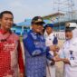 Wali Kota Padang Hendri Septa didampingi Kadisdukcapil Teddy Antonius menyerahkan e-KTP kepada siswa SMKN 10 Padang yang sudah berusia 17 tahun ke atas. (Prokopim Padang)
