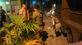 Satpol PP Padang mengamankan manusia silver yang kerap mengganggu pengendara di kawasan simpang Ketaping, Kecamatan Kuranji.  (Humas Satpol PP Padang)