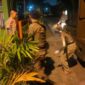 Satpol PP Padang mengamankan manusia silver yang kerap mengganggu pengendara di kawasan simpang Ketaping, Kecamatan Kuranji.  (Humas Satpol PP Padang)
