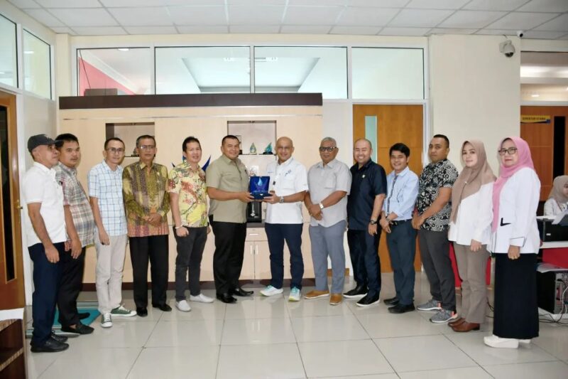 Pansus III DPRD Pessel studi tiru ke Perumda AM Kota Padang, Rabu (11/10/2023). (Perumda AM Kota Padang)