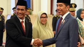 Presiden Jokowi memberikan ucapan selamat usai melantik Mentan Andi Amran Sulaiman, Rabu (25/10/2023), di Istana Negara, Jakarta. (Humas Setkab/Rahmat)