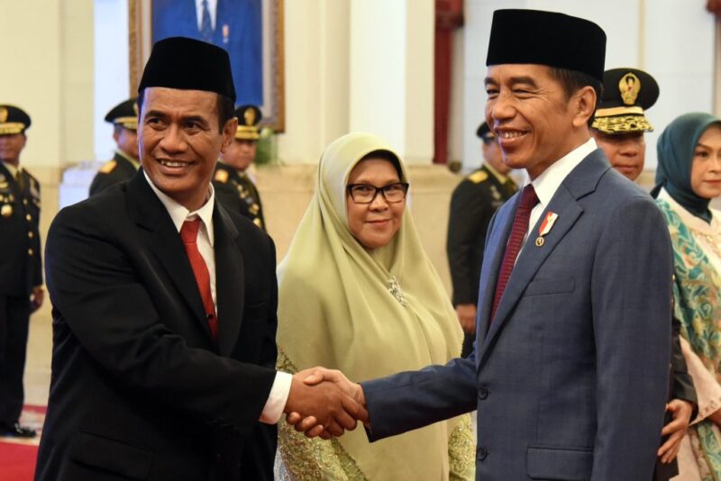 Presiden Jokowi memberikan ucapan selamat usai melantik Mentan Andi Amran Sulaiman, Rabu (25/10/2023), di Istana Negara, Jakarta. (Humas Setkab/Rahmat)