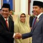 Presiden Jokowi memberikan ucapan selamat usai melantik Mentan Andi Amran Sulaiman, Rabu (25/10/2023), di Istana Negara, Jakarta. (Humas Setkab/Rahmat)