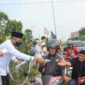 Wako Hendri Septa dan istri membagikan masker kepada pengendara, Kamis (20/10/2023). (Diskominfo Padang) 