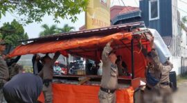 Petugas Satpol PP Padang membongkar lapak PKL di kawasan Terandam, Rabu (11/10/2023). (Humas Satpol PP Padang)