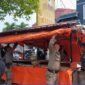 Petugas Satpol PP Padang membongkar lapak PKL di kawasan Terandam, Rabu (11/10/2023). (Humas Satpol PP Padang)