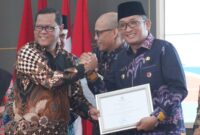 Wali Kota Padang Hendri Septa menerima penghargaan dari KPK RI, Kamis (12/10/2023). (Prokopim Padang)