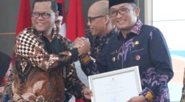 Wali Kota Padang Hendri Septa menerima penghargaan dari KPK RI, Kamis (12/10/2023). (Prokopim Padang)
