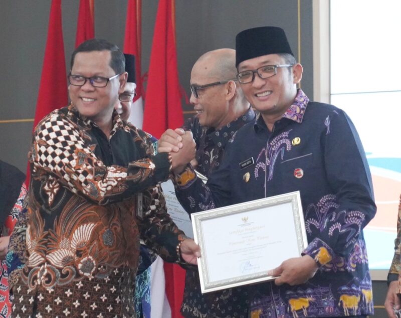 Wali Kota Padang Hendri Septa menerima penghargaan dari KPK RI, Kamis (12/10/2023). (Prokopim Padang)