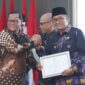 Wali Kota Padang Hendri Septa menerima penghargaan dari KPK RI, Kamis (12/10/2023). (Prokopim Padang)