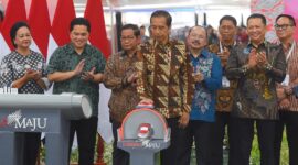 Presiden Jokowi meresmikan KCJB Whoosh di Stasiun KCJB Halim, Jakarta, Senin (2/10/2023). (Humas Setkab/Rahmat)