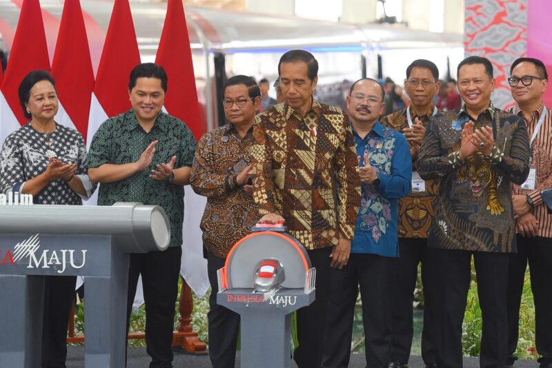 Presiden Jokowi meresmikan KCJB Whoosh di Stasiun KCJB Halim, Jakarta, Senin (2/10/2023). (Humas Setkab/Rahmat)