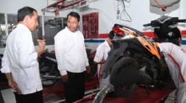 Presiden Jokowi saat meninjau proses pembelajaran di SMKN 5 Padang, Kota Padang, Rabu (25/10/2023). (BPMI Setpres/Rusman)