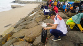 Wawako Padang Ekos Albar bersama PKL Pantai Padang membersihkan sampah di Pantai Padang, Sabtu (21/10/2023). (Prokopim Padang)