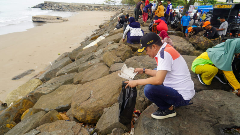 Wawako Padang Ekos Albar bersama PKL Pantai Padang membersihkan sampah di Pantai Padang, Sabtu (21/10/2023). (Prokopim Padang)