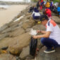 Wawako Padang Ekos Albar bersama PKL Pantai Padang membersihkan sampah di Pantai Padang, Sabtu (21/10/2023). (Prokopim Padang)