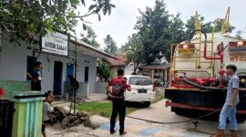 PT Semen Padang mendistribusikan air bersih untuk masyarakat Batu Gadang yang mengalami kekeringan. 