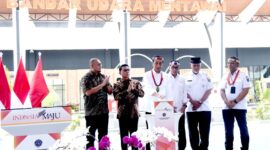 Presiden Jokowi meresmikan Bandar Udara Mentawai di Kabupaten Kepulauan Mentawai, Provinsi Sumbar, Rabu (25/10/2023). (BPMI Setpres/Rusman)