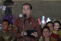 Presiden Jokowi membuka Istana Berbatik di halaman Istana Merdeka, Jakarta, Minggu (1/10/2023). (Sumber: Tangkapan Layar)