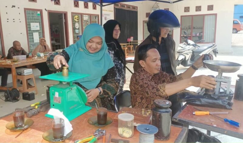 Disperdakop Padang Panjang menggelar Pekan Tera Ulang UTTP. (Kominfo Padang Panjang)