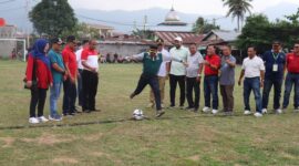 Kepala Dinas Sosial Kota Padang Heriza Syafani mewakili Wali Kota Padang membuka Turnamen Sepak Bola Palapa Cup I, Minggu (8/10/2023). (Humas Dinsos Padang)