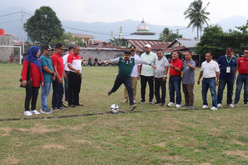 Kepala Dinas Sosial Kota Padang Heriza Syafani mewakili Wali Kota Padang membuka Turnamen Sepak Bola Palapa Cup I, Minggu (8/10/2023). (Humas Dinsos Padang)