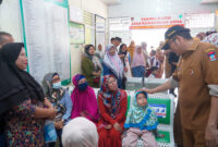 Wali Kota Padang Hendri Septa berinteraksi dengan para pasien yang tengah berobat di Puskesmas Lubuk Kilangan, Senin (16/10/2023). (Prokopim Padang)