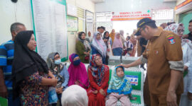 Wali Kota Padang Hendri Septa berinteraksi dengan para pasien yang tengah berobat di Puskesmas Lubuk Kilangan, Senin (16/10/2023). (Prokopim Padang)