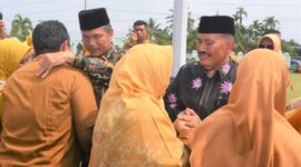 Wali Kota Pariaman Genius dan Wakil Wali Kota Pariaman, Mardison Mahyuddin bersalaman dengan ASN dan non-ASN, Senin (9/10/2025). (Diskominfo Pariaman)