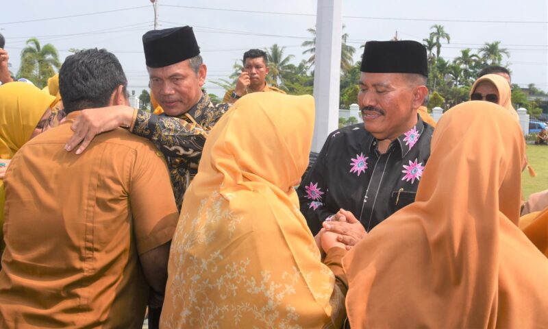 Wali Kota Pariaman Genius dan Wakil Wali Kota Pariaman, Mardison Mahyuddin bersalaman dengan ASN dan non-ASN, Senin (9/10/2025). (Diskominfo Pariaman)