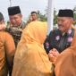 Wali Kota Pariaman Genius dan Wakil Wali Kota Pariaman, Mardison Mahyuddin bersalaman dengan ASN dan non-ASN, Senin (9/10/2025). (Diskominfo Pariaman)