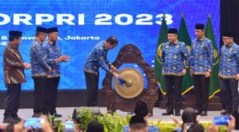 Presiden Jokowi didampingi Menko PMK Muhadjir Effendy, Menteri PANRB Abdullah Azwar Anas, Mendagri Tito Karnavian, Seskab Pramono Anung, Pj Gubernur DKI Jakarta Heru Budi Hartono, dan Ketua Dewan Pengurus Nasional Korpri Zudan Arif Fakrulloh membuka Rakernas Korpri 2023, di Jakarta, Selasa (3/10/2023).
