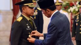 Presiden Jokowi menyematkan lencana kepada KSAD Jenderal Agus Subiyanto di Istana Negara, Jakarta, Rabu (25/10/2023). (Humas Setkab/Rahmat)